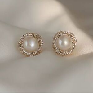 Fashion Imitate Pearl Circle Stud Earrings.